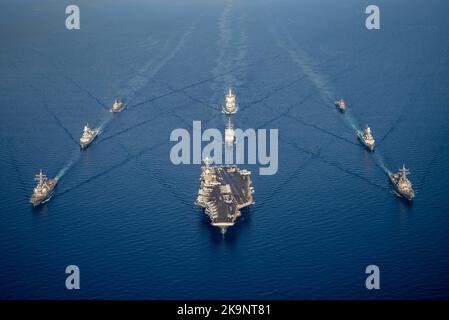 Schiffe der standing NATO Maritime Group 2, der Nimitz-Klasse Flugzeugträger USS Harry S. Truman (CVN 75), der Arleigh Burke-Klasse Raketenjäger USS Cole (DDG 67) und der italienischen Marine Carlo Bergamini-Klasse frigieren IHREN Alpino (F594) in Formation im Mittelmeer, 24. Juli 2022. Stockfoto