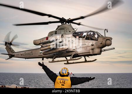 Bell AH-1Z Viper ist ein zweimotoriger Angriffshubschrauber Stockfoto