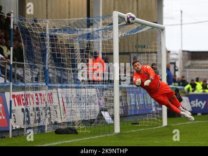 Grimsby Town Torwart Max Crocombe schiebt den Ball während des Sky Bet League 2-Spiels zwischen Hartlepool United und Grimsby Town am Samstag, 29.. Oktober 2022 im Victoria Park, Hartlepool, weit. (Kredit: Michael Driver | MI Nachrichten) Kredit: MI Nachrichten & Sport /Alamy Live Nachrichten Stockfoto