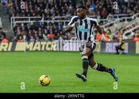 Newcastle, Großbritannien. 29. Oktober 2022. Allan Saint-Maximin #10 von Newcastle während des Premier League-Spiels Newcastle United gegen Aston Villa im St. James's Park, Newcastle, Großbritannien, 29.. Oktober 2022 (Foto von Dan Cooke/News Images) in Newcastle, Großbritannien am 10/29/2022. (Foto von Dan Cooke/News Images/Sipa USA) Quelle: SIPA USA/Alamy Live News Stockfoto