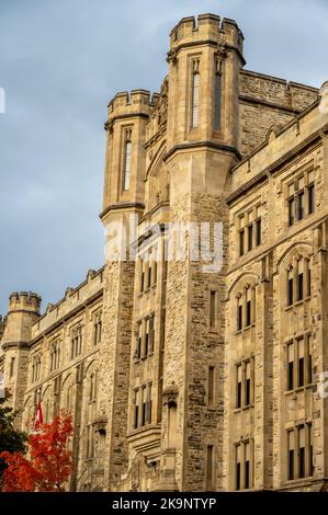 Ottawa, Ontario - 22. Oktober 2022: Das Connaught Building ist eine nationale historische Stätte, die 1913 im Tudor-gotischen Stil in der Innenstadt von Ottawa, Kanada, erbaut wurde. N Stockfoto