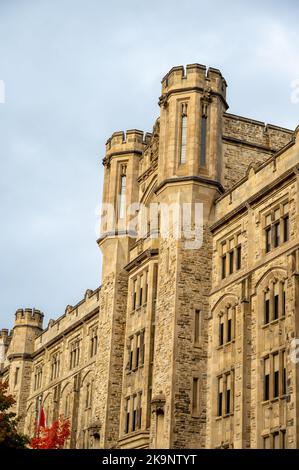 Ottawa, Ontario - 22. Oktober 2022: Das Connaught Building ist eine nationale historische Stätte, die 1913 im Tudor-gotischen Stil in der Innenstadt von Ottawa, Kanada, erbaut wurde. N Stockfoto