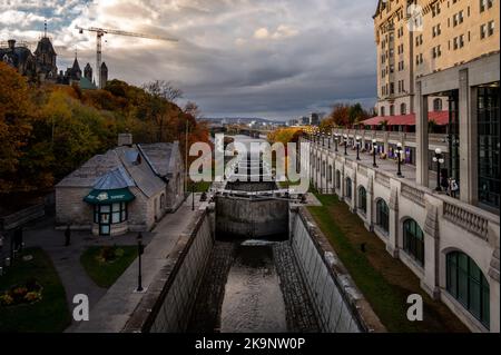 Ottawa, Ontario - 18. Oktober 2022: Blick auf den Rideau-Kanal entlang des Parliament Hill und des Chateau Laurier. Stockfoto