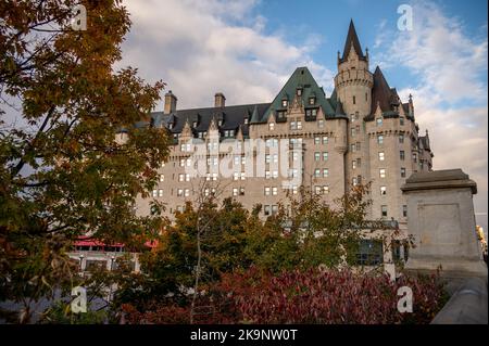 Ottawa, Ontario - 18. Oktober 2022: Außenansicht des Wahrzeichen-Hotels - Chateau Laurier in Ottawa. Stockfoto