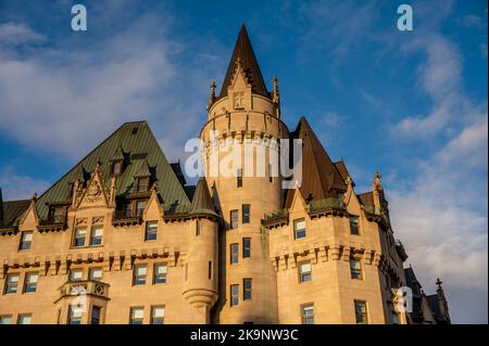 Ottawa, Ontario - 18. Oktober 2022: Außenansicht des Wahrzeichen-Hotels - Chateau Laurier in Ottawa. Stockfoto