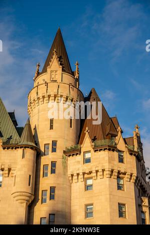 Ottawa, Ontario - 18. Oktober 2022: Außenansicht des Wahrzeichen-Hotels - Chateau Laurier in Ottawa. Stockfoto