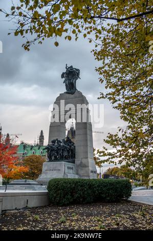 Ottawa, Ontario - 18. Oktober 2022: Das National war Memorial in Ottawa, sowie das Grab des unbekannten Soldaten. Stockfoto