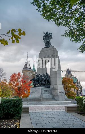 Ottawa, Ontario - 18. Oktober 2022: Das National war Memorial in Ottawa, sowie das Grab des unbekannten Soldaten. Stockfoto