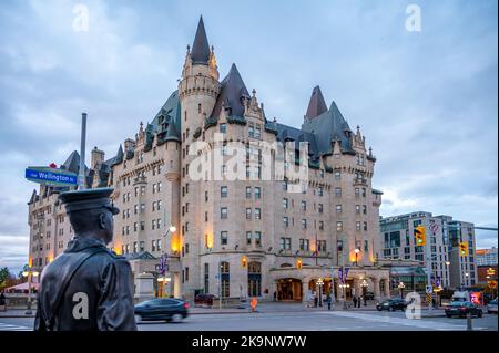 Ottawa, Ontario - 18. Oktober 2022: Außenansicht des Wahrzeichen-Hotels - Chateau Laurier in Ottawa. Stockfoto