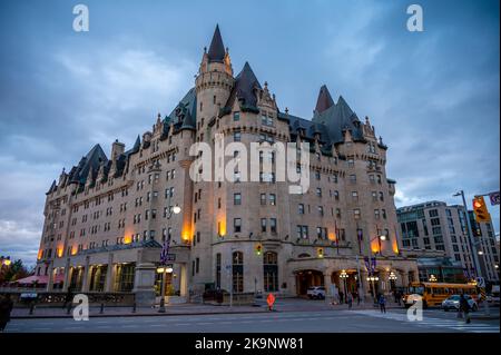 Ottawa, Ontario - 18. Oktober 2022: Außenansicht des Wahrzeichen-Hotels - Chateau Laurier in Ottawa. Stockfoto