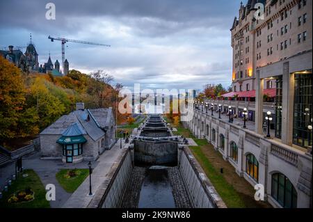 Ottawa, Ontario - 18. Oktober 2022: Blick auf den Rideau-Kanal entlang des Parliament Hill und des Chateau Laurier. Stockfoto