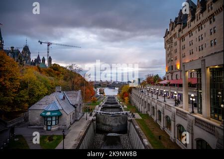 Ottawa, Ontario - 18. Oktober 2022: Blick auf den Rideau-Kanal entlang des Parliament Hill und des Chateau Laurier. Stockfoto