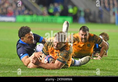 Edinburgh, Großbritannien. 29.. Oktober 2022. Sione Tuipulotu aus Schottland canÕt Stopp James Slipper aus Australien punktet seine Spielstände 1. TRY während des Spiels der Autumn Nation Series im Murrayfield Stadium, Edinburgh. Bildnachweis sollte lauten: Neil Hanna / Sportimage Kredit: Sportimage/Alamy Live News Stockfoto