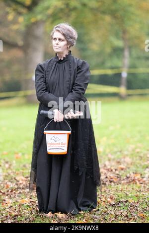 Manchester, Großbritannien. 29. Oktober 2022. Weltrekordversuch als Anzahl von Menschen, die als Geister gekleidet sind, im Platt Fields Park in Manchester. Der von Paranormal Rescue initiierte Versuch brachte Geld für die Hunde-Wohltätigkeitsorganisation Greyhound Gap ein. Der Versuch blieb hinter dem Weltrekord zurück, den die Organisatoren wegen des schlechten Wetters und der kürzlichen Stiche in der Nähe von Studentenunterkünften im Owens Park Studentenunterkünften in Fallowfield verantwortlich machten. Kredit: GaryRobertsphotography/Alamy Live Nachrichten Stockfoto