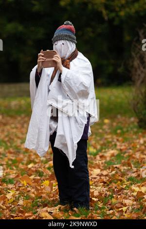 Manchester, Großbritannien. 29. Oktober 2022. Weltrekordversuch als Anzahl von Menschen, die als Geister gekleidet sind, im Platt Fields Park in Manchester. Der von Paranormal Rescue initiierte Versuch brachte Geld für die Hunde-Wohltätigkeitsorganisation Greyhound Gap ein. Der Versuch blieb hinter dem Weltrekord zurück, den die Organisatoren wegen des schlechten Wetters und der kürzlichen Stiche in der Nähe von Studentenunterkünften im Owens Park Studentenunterkünften in Fallowfield verantwortlich machten. Kredit: GaryRobertsphotography/Alamy Live Nachrichten Stockfoto