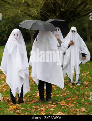 Manchester, Großbritannien. 29. Oktober 2022. Weltrekordversuch als Anzahl von Menschen, die als Geister gekleidet sind, im Platt Fields Park in Manchester. Der von Paranormal Rescue initiierte Versuch brachte Geld für die Hunde-Wohltätigkeitsorganisation Greyhound Gap ein. Der Versuch blieb hinter dem Weltrekord zurück, den die Organisatoren wegen des schlechten Wetters und der kürzlichen Stiche in der Nähe von Studentenunterkünften im Owens Park Studentenunterkünften in Fallowfield verantwortlich machten. Kredit: GaryRobertsphotography/Alamy Live Nachrichten Stockfoto