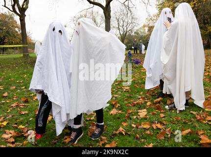 Manchester, Großbritannien. 29. Oktober 2022. Weltrekordversuch als Anzahl von Menschen, die als Geister gekleidet sind, im Platt Fields Park in Manchester. Der von Paranormal Rescue initiierte Versuch brachte Geld für die Hunde-Wohltätigkeitsorganisation Greyhound Gap ein. Der Versuch blieb hinter dem Weltrekord zurück, den die Organisatoren wegen des schlechten Wetters und der kürzlichen Stiche in der Nähe von Studentenunterkünften im Owens Park Studentenunterkünften in Fallowfield verantwortlich machten. Kredit: GaryRobertsphotography/Alamy Live Nachrichten Stockfoto