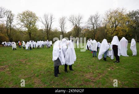 Manchester, Großbritannien. 29. Oktober 2022. Weltrekordversuch als Anzahl von Menschen, die als Geister gekleidet sind, im Platt Fields Park in Manchester. Der von Paranormal Rescue initiierte Versuch brachte Geld für die Hunde-Wohltätigkeitsorganisation Greyhound Gap ein. Der Versuch blieb hinter dem Weltrekord zurück, den die Organisatoren wegen des schlechten Wetters und der kürzlichen Stiche in der Nähe von Studentenunterkünften im Owens Park Studentenunterkünften in Fallowfield verantwortlich machten. Kredit: GaryRobertsphotography/Alamy Live Nachrichten Stockfoto