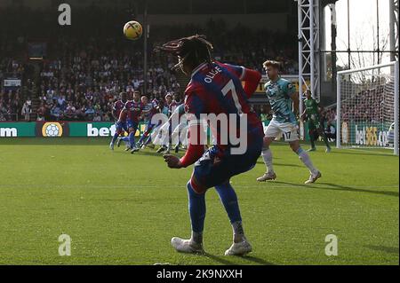 Michael Olise von Crystal Palace nimmt während des Premier League-Spiels im Selhurst Park, London, einen Freistoß. Bilddatum: Samstag, 29. Oktober 2022. Stockfoto