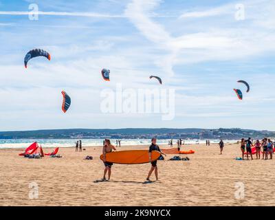 Drachen fliegen am Strand von Sant Pere Pescador während der Hobie-Weltmeisterschaft 23. 16 auf dem Campingplatz Ballena Alére, Girona, Spanien. Stockfoto