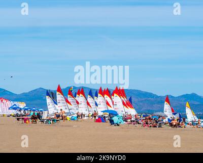 Hobie 16 Wettkampfboote bereit für die Teilnahme an der Weltmeisterschaft 23. auf dem Campingplatz Ballena ALE. Stockfoto