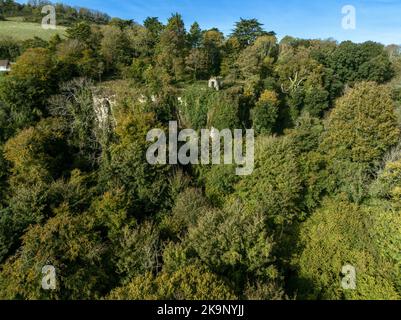 The Devil's Chimney ist ein malerischer Felsspalt mit Stufen, die in die Erdrutsche von Bonchurch zwischen Bonchurch und Luccombe, Isle of Wight, hinabsteigen Stockfoto