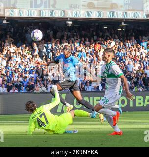 Neapel, Italien. 29. Oktober 2022. VICTOR OSIMHEN (Mitte) vom SSC Napoli greift während der italienischen Serie A-Aktion im Diego Armando Maradona Stadium gegen US Sassuolo an. (Bild: © Fabio Sasso/ZUMA Press Wire) Bild: ZUMA Press, Inc./Alamy Live News Stockfoto