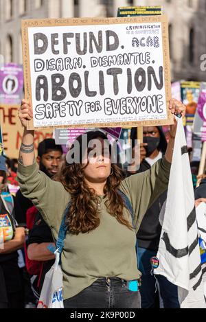 London, Großbritannien. 29. Oktober 2022. Protest für die, die in Polizeigewahrsam starben. Familie und Freunde von Chris Kaba und vielen anderen marschieren im Rahmen der United Friends and Families Campaign (UFFC) vom Trafalgar Square zum Parliament Square. Quelle: Andrea Domeniconi/Alamy Live News Stockfoto