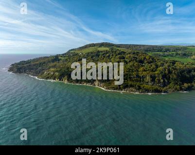 The Devil's Chimney ist ein malerischer Felsspalt mit Stufen, die in die Erdrutsche von Bonchurch zwischen Bonchurch und Luccombe, Isle of Wight, hinabsteigen Stockfoto