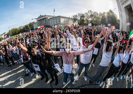 München, Bayern, Deutschland. 29. Oktober 2022. Iraner der Stadt München, Deutschland, demonstrierten für die Rechte von Frauen im Iran, die nach dem Tod von Jina Mahsa Amini und zahlreichen anderen, die bei den anschließenden Protesten von Regierungstruppen getötet wurden, Gleichberechtigung fordern. Trotz der Notlage der internationalen Frauenrechte haben Münchner feministische Gruppen ihr Muster wiederholt, die Frauenrechtsursachen in Asien, dem globalen Süden und nicht-weißen Nationen nicht zu unterstützen. Die ersten Proteste begannen nach der Beerdigung von Amini in der Stadt Saqqez, als Frauen begannen, ihre Entführer zu entfernen und später b Stockfoto