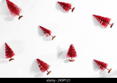 Rotes Christbaummuster. Flach liegend Stockfoto