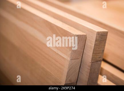 Eichenholzplatten, aus denen Tische gemacht werden Stockfoto