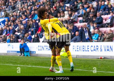 Joao Pedro (10) aus Watford feiert sein Tor mit seinem Teamkollegen während des Sky Bet Championship-Spiels zwischen Wigan Athletic und Watford am Samstag, dem 29.. Oktober 2022 im DW Stadium in Wigan. (Kredit: Mike Morese | MI News) Kredit: MI News & Sport /Alamy Live News Stockfoto