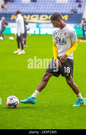 Yaser Asprilla (18) aus Watford wärmt sich während des Sky Bet Championship-Spiels zwischen Wigan Athletic und Watford am Samstag, dem 29.. Oktober 2022 im DW Stadium in Wigan auf. (Kredit: Mike Morese | MI News) Kredit: MI News & Sport /Alamy Live News Stockfoto