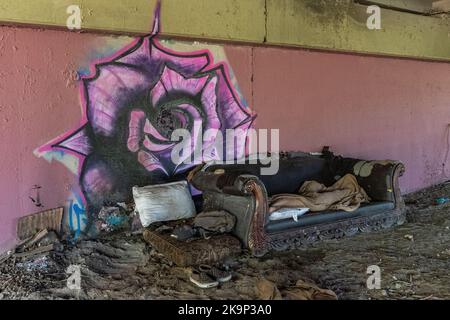 Obdachlose leben unter dem Bridge Boulevard, Albuquerque, New Mexico Stockfoto