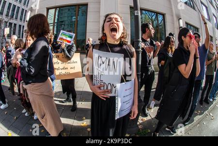 München, Bayern, Deutschland. 29. Oktober 2022. Iraner der Stadt München, Deutschland, demonstrierten für die Rechte von Frauen im Iran, die nach dem Tod von Jina Mahsa Amini und zahlreichen anderen, die bei den anschließenden Protesten von Regierungstruppen getötet wurden, Gleichberechtigung fordern. Trotz der Notlage der internationalen Frauenrechte haben Münchner feministische Gruppen ihr Muster wiederholt, die Frauenrechtsursachen in Asien, dem globalen Süden und nicht-weißen Nationen nicht zu unterstützen. Die ersten Proteste begannen nach der Beerdigung von Amini in der Stadt Saqqez, als Frauen begannen, ihre Entführer zu entfernen und später b Stockfoto