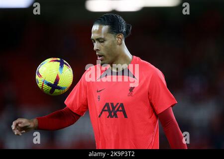 Liverpool, Großbritannien. 29. Oktober 2022. Virgil van Dijk von Liverpool beim Aufwärmen. Premier League Spiel, Liverpool gegen Leeds Utd am Samstag, 29.. Oktober 2022, Anfield in Liverpool. Dieses Bild darf nur für redaktionelle Zwecke verwendet werden. Nur zur redaktionellen Verwendung, Lizenz für kommerzielle Nutzung erforderlich. Keine Verwendung in Wetten, Spielen oder einem einzigen Club / Liga / Spieler Publikationen. PIC von Chris Stading / Andrew Orchard Sport Fotografie / Alamy Live News Kredit: Andrew Orchard Sport Fotografie / Alamy Live News Stockfoto