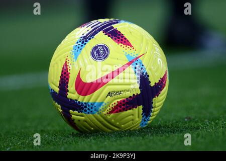 Liverpool, Großbritannien. 29. Oktober 2022. Premier League-Matchball. Premier League Spiel, Liverpool gegen Leeds Utd am Samstag, 29.. Oktober 2022, Anfield in Liverpool. Dieses Bild darf nur für redaktionelle Zwecke verwendet werden. Nur zur redaktionellen Verwendung, Lizenz für kommerzielle Nutzung erforderlich. Keine Verwendung in Wetten, Spielen oder einem einzigen Club / Liga / Spieler Publikationen. PIC von Chris Stading / Andrew Orchard Sport Fotografie / Alamy Live News Kredit: Andrew Orchard Sport Fotografie / Alamy Live News Stockfoto