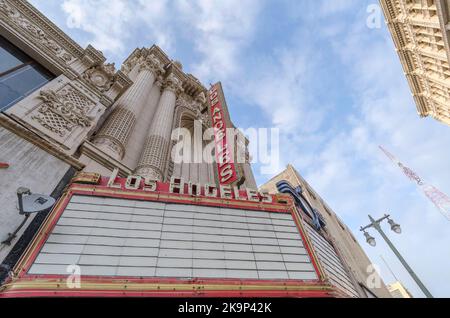 Los Angeles, CA, USA – 21. Februar 2015: Außenansicht des historischen Los Angeles Theatre in der Innenstadt von Los Angeles, CA. Stockfoto