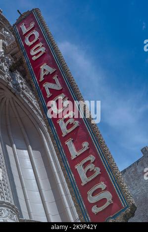 Los Angeles, CA, USA – 10. April 2011: Außenansicht des historischen Los Angeles Theatre in der Innenstadt von Los Angeles, CA. Stockfoto
