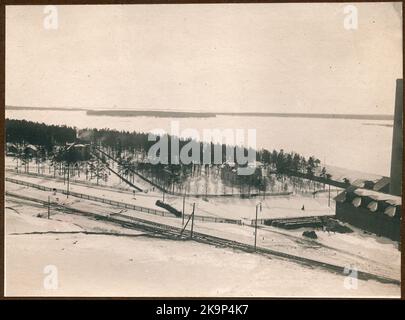 Blick vom Svartöberget. Bahnhof auf Svartön am Bahnhof Luleå. Bereits 1883 begannen die Bauarbeiten für die Luleå Gällivare-Eisenbahn - Luossavaara - Victoriahamn in Svartön bei Luleå. Es dauerte fast 6 Jahre, bis der erste Erzzug 1888 nach Luleå abfuhr. Die Strecke wurde von der Schweden & Norwegen Railway gebaut. Fark 5 No.26. Stockfoto