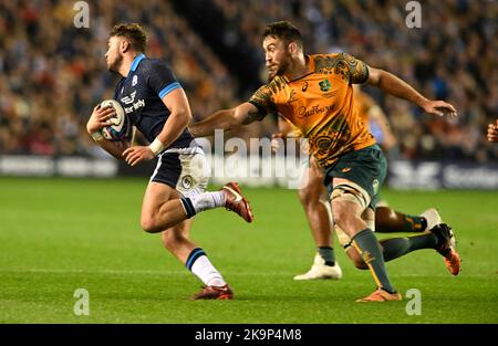 Edinburgh, Großbritannien. 29.. Oktober 2022. Ollie Smith aus Schottland und Nick Frost aus Australien beim Spiel der Autumn Nation Series im Murrayfield Stadium, Edinburgh. Bildnachweis sollte lauten: Neil Hanna / Sportimage Kredit: Sportimage/Alamy Live News Stockfoto