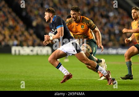 Edinburgh, Großbritannien. 29.. Oktober 2022. Ollie Smith aus Schottland und Nick Frost aus Australien beim Spiel der Autumn Nation Series im Murrayfield Stadium, Edinburgh. Bildnachweis sollte lauten: Neil Hanna / Sportimage Kredit: Sportimage/Alamy Live News Stockfoto