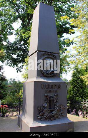 Chopin-Denkmal-Obelisk, im Park am Geburtsort von Frederic Chopin, dem klassischen polnischen Komponisten, installiert im Jahr 1894, Zelazowa Wola, Polen Stockfoto