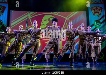 Moskau, Russland. 29.. Oktober 2022. Ein choreografisches Ensemble spielt auf einer Bühne mit dem Tanz „Soldatentanz“ bei einem Konzert anlässlich des 104.. Jahrestages des Komsomolats oder der All-Union Leninistischen Jungen Kommunistischen Liga im Palast der Pioniere auf Worobyovy Gory in Moskau, Russland Stockfoto