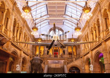 Glasgow Spitfire schwebte über dem West Court , der Kelvingrove Kunstgalerie und dem Museum, Glasgow, Schottland, Vereinigtes Königreich. Stockfoto