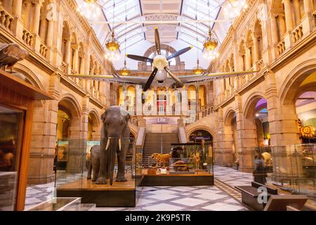 Glasgow Spitfire schwebte über dem West Court , der Kelvingrove Kunstgalerie und dem Museum, Glasgow, Schottland, Vereinigtes Königreich. Stockfoto