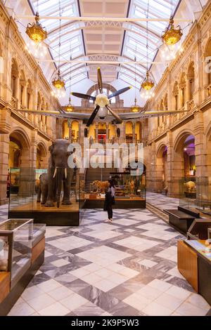 Glasgow Spitfire schwebte über dem West Court , der Kelvingrove Kunstgalerie und dem Museum, Glasgow, Schottland, Vereinigtes Königreich. Stockfoto