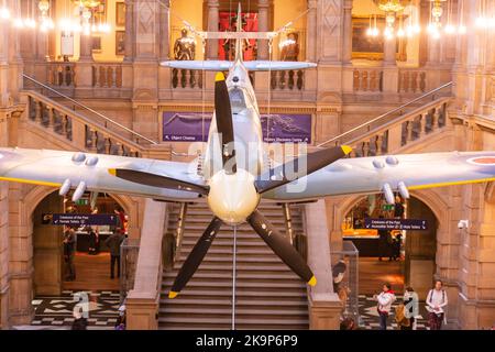 Glasgow Spitfire schwebte über dem West Court , der Kelvingrove Kunstgalerie und dem Museum, Glasgow, Schottland, Vereinigtes Königreich. Stockfoto