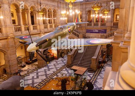 Glasgow Spitfire schwebte über dem West Court , der Kelvingrove Kunstgalerie und dem Museum, Glasgow, Schottland, Vereinigtes Königreich. Stockfoto